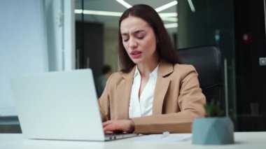 İş yerinde karın ağrısı çeken çekici, hasta bir iş kadını. Modern bilgisayarın içinde çalışırken şiddetli karın ağrısı çeken bitkin bir kadın. Zehirlenme ve gastrit kavramı.