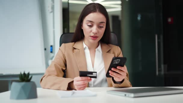 Mulher Caucasiana Concentrada Sentada Local Trabalho Inserindo Dados Cartão Crédito — Vídeo de Stock