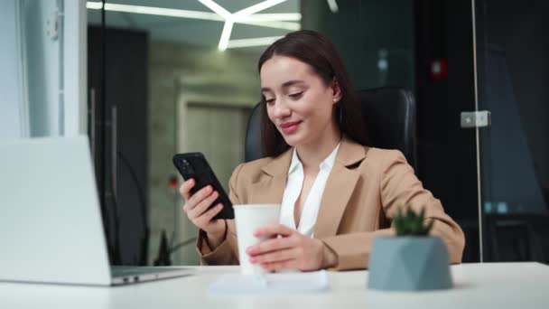 Heureuse Secrétaire Féminine Tenue Formelle Regardant Écran Smartphone Tout Tenant — Video