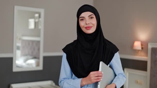 Headshot Portret Mooie Jonge Arabische Moslim Vrouw Zwart Traditionele Hijab — Stockvideo