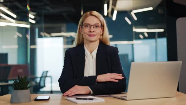 Profesjonalna Szczęśliwa Bizneswoman Okularach Radośnie Śmieje Się Stojąc Biurze Portretując — Wideo stockowe