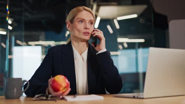 Una Mujer Negocios Segura Exitosa Habla Por Teléfono Con Cliente — Vídeos de Stock
