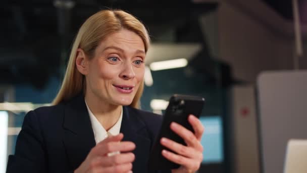 Podekscytowana Młoda Szczęśliwa Kobieta Trzymać Telefon Czatując Aplikacji Mobilnej Czuć — Wideo stockowe