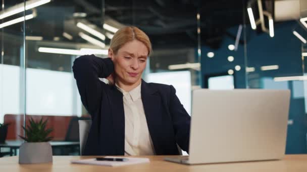 Zmęczona Bizneswoman Doświadcza Bólu Szyi Podczas Pracy Nowoczesnym Biurze Kobieta — Wideo stockowe