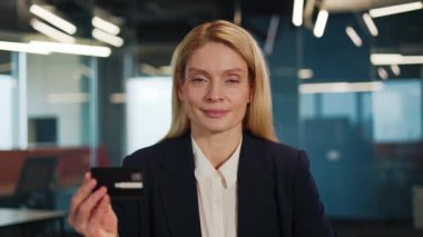 Bankacılık, ödeme ya da reklam için kredi kartı tutan mutlu kadın mavi arkaplan ofis portresi ya da banka hesap hareketlerini gösteren çalışan ya da kadın portresi.