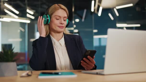 Alegre Feliz Mujer Adulta Positiva Bailando Escuchando Música Auriculares Verdes — Vídeos de Stock