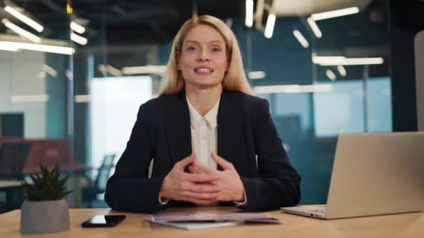 Bizneswoman Rozmawia Smartfonem Podczas Konferencji Biznesowej Pewny Siebie Nauczyciel Wideo — Wideo stockowe