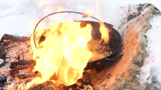 Металлический Котелок Кипящей Трапезой Внутри Открытом Огне Окруженный Снегом Течение — стоковое видео