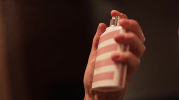 Close Mulheres Desconhecidas Mão Elegantemente Segurando Pulverizando Perfume Rosa Branco — Vídeo de Stock