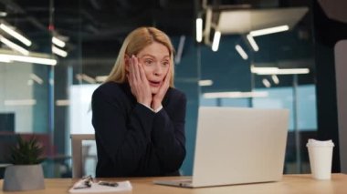 Dizüstü bilgisayara bakan mutlu iş kadını kazananı evet diyor e-postada başarıyı kutlayan iyi haberler alıyor. İnternette kazanan heyecanlı kadın, yeni onaylanmış iş, ofiste fırsatlar duruyor..
