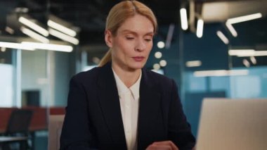 Genç profesyonel bir kadın, girişimci. Ofis masasında kapalı bir bilgisayar üzerinde çalışırken rahatsızlık, mide ağrısı ve regl öncesi sendromu yaşıyor. Sağlık ve Sıhhat kavramı.