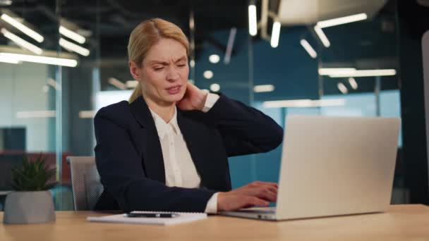 Erschöpfte Geschäftsfrau Sitzt Ihrem Schreibtisch Erträgt Starke Nackenschmerzen Und Lindert — Stockvideo