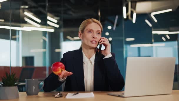 Konzentrierte Erfolgreiche Geschäftsfrau Telefoniert Mit Einem Kunden Der Einen Roten — Stockvideo