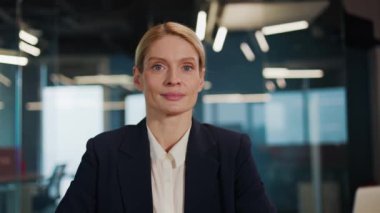 Modern Mavi Cam Ofis 'te ayakta duran, Finansal, İş ve Pazarlama Projeleri üzerinde çalışan, Şık Takım Elbiseli Başarılı İş Kadını. Güzel Bayan Yöneticinin Portresi.