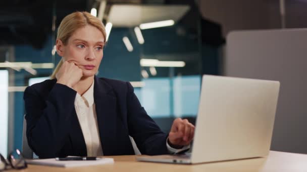 Biała Bizneswoman Menedżer Wydaje Się Zmęczona Niezainteresowana Podczas Pracy Nad — Wideo stockowe