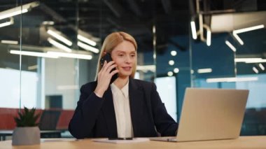 Meşgul kadın ofis çalışanı bayan yönetici bilgisayardaki telefon kontrolü ile müşteriye danışıyor. Profesyonel tele-işçi komisyoncu kadın, telefon bilgisayarı kullanarak mal hizmetleri sunuyor.