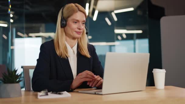 Uśmiechnięty Agent Call Center Bezprzewodowym Zestawem Słuchawkowym Wspomagający Klientów Zajmujący — Wideo stockowe