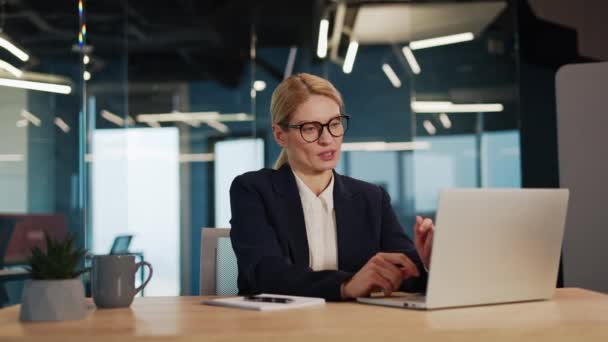 Zmęczona Bizneswoman Średnim Wieku Bierze Okulary Doświadczając Wyczerpania Biurze Podczas — Wideo stockowe