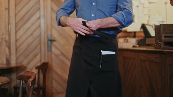 Recadrage Serveur Confiant Attachant Habilement Sur Taille Tablier Noir Dans — Video