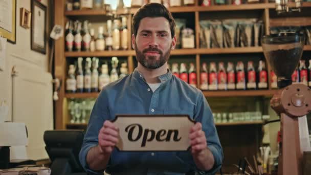 Молодой Предприниматель Открывает Собственный Ресторан Улыбается Счастья Держа Руках Деревянный — стоковое видео