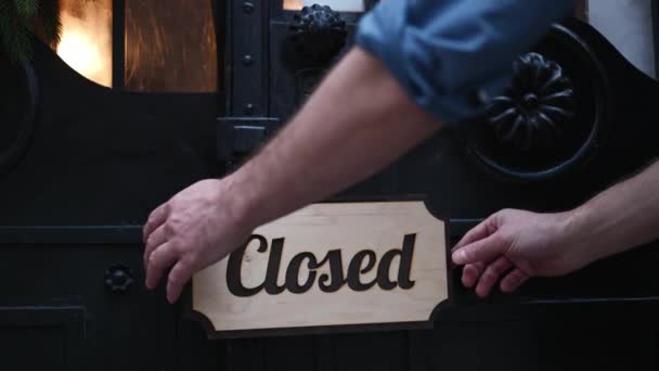 Manos Trabajador Masculino Camisa Azul Cambiando Letrero Cerrado Para Abrir — Vídeos de Stock