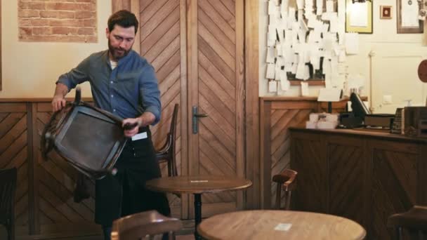 Kafkasyalı Mavi Gömlekli Siyah Önlüklü Bir Adam Restoranda Masaların Üzerinde — Stok video