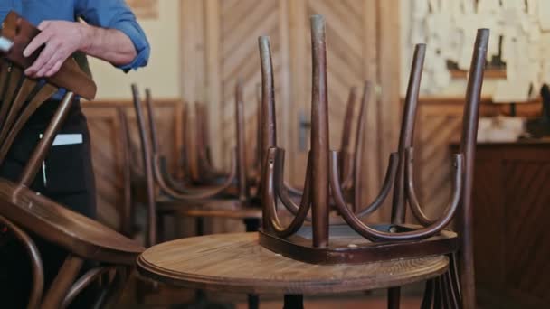 오래된 의자를 테이블에 레스토랑 노동자의 피곤한 코카서스 열심히 근무일을 종료하고 — 비디오