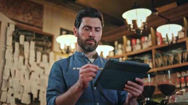 Garçom Barbudo Focado Tocando Com Estilete Tela Tablet Digital Enquanto — Vídeo de Stock