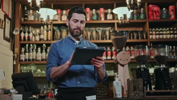 Barman Competente Com Sorriso Acolhedor Rosto Trabalhando Tablet Digital Enquanto — Vídeo de Stock