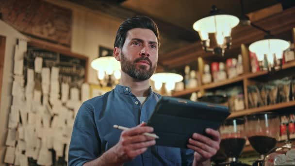 Homem Caucasiano Amigável Uniforme Azul Adicionando Informações Tablet Digital Durante — Vídeo de Stock
