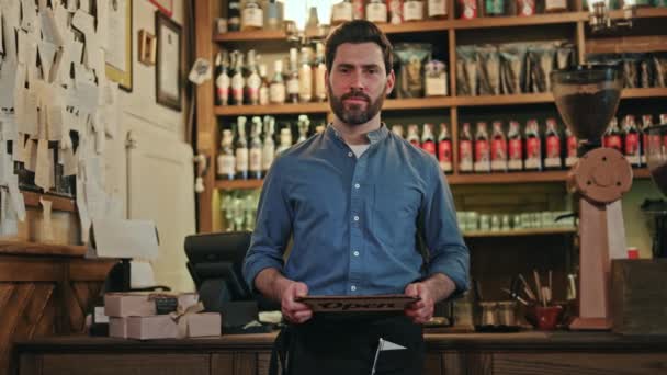 Gerente Café Vistiendo Delantal Mostrando Letrero Abierto Mientras Está Pie — Vídeos de Stock