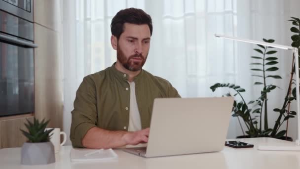 Adulto Masculino Escrevendo Mail Enquanto Sentado Mesa Com Computador Portátil — Vídeo de Stock