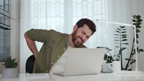 Uitgeputte Man Freelancer Voelt Pijn Rug Tijdens Het Zitten Persoonlijke — Stockvideo