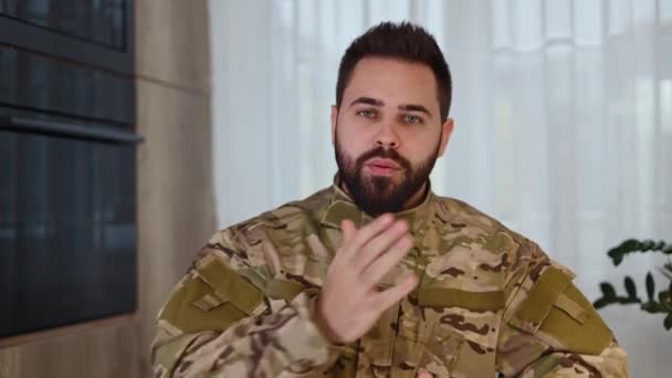 Portrét Vojenského Důstojníka Jak Mluví Kamerou Gestikuluje Zatímco Podává Zprávu — Stock video