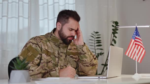 Militär Officer Upplever Skarp Migrän När Han Arbetar Hemifrån Vid — Stockvideo