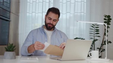 Zarftan kötü bir mesajla gelen endişeli genç adam ve el kaldırırken yuvarlanan gözler umutsuzluktur. Ev işyerinde şirket borçları ve iflası bildiren üzgün bir adam..