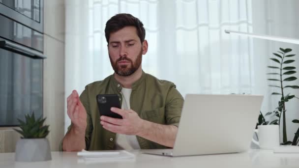 Frustrerad Man Som Försöker Etablera Internetuppkoppling Modern Smartphone Medan Han — Stockvideo