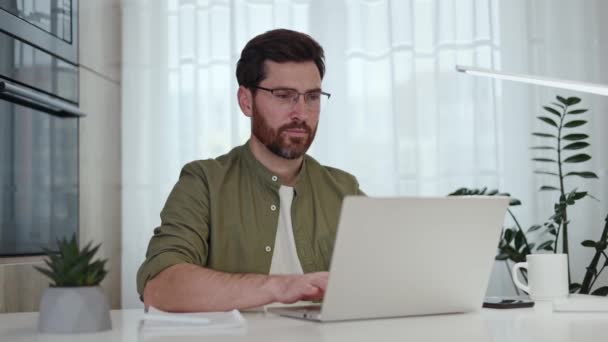Portrét Pohledného Vousatého Muže Sedícího Moderním Obývacím Pokoji Laptopem Jak — Stock video
