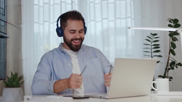 Playful Freelancer Wireless Headset Dancing Pretending Drumming Pencils Front Desktop — Stock Video