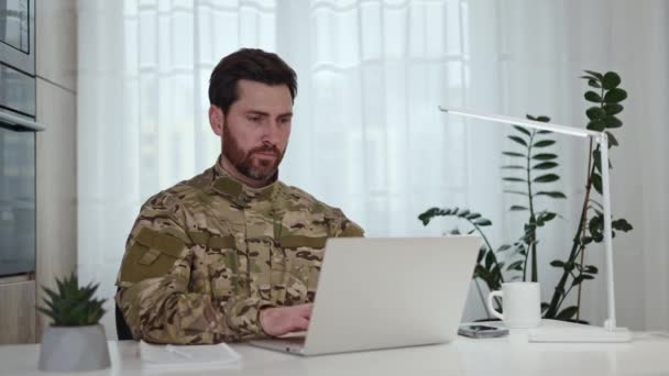 Portret Van Een Zelfverzekerde Soldaat Van Het Amerikaanse Leger Die — Stockvideo