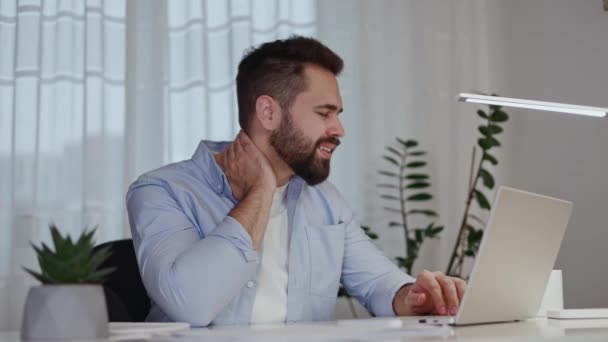 Overwerkte Blanke Man Wrijven Zere Nek Draaiende Kop Tijdens Het — Stockvideo