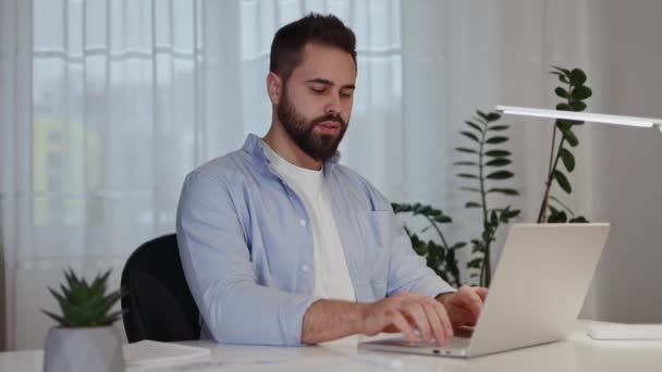 Freelance Man Voelt Rugpijn Taille Probeert Blijven Typen Laptop Thuis — Stockvideo