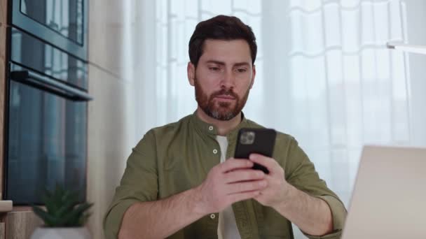 Cara Concentrado Camisa Casual Sentado Mesa Olhando Para Tela Smartphone — Vídeo de Stock
