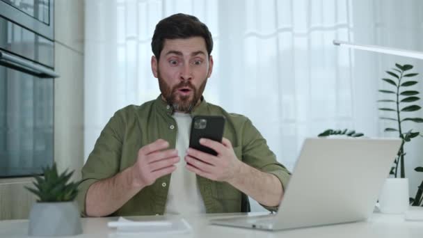 Gündelik Giysiler Giymiş Beyaz Bir Adam Elinde Modern Akıllı Telefonuyla — Stok video