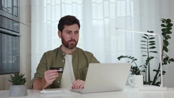 Elinde Kredi Kartı Olan Neşeli Sakallı Adam Modern Laptopta Harika — Stok video