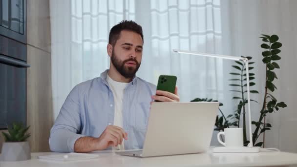 Kaukasischer Mann Mit Videoanruf Smartphone Grünem Etui Und Winkend Zum — Stockvideo