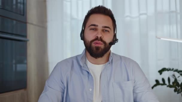 Kaukasischer Mann Drahtlosem Headset Mit Mikrofon Der Videochats Mit Kollegen — Stockvideo