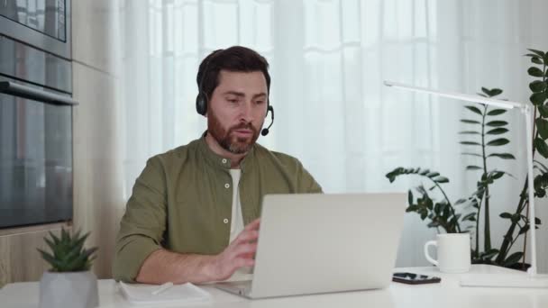 Bezette Manager Met Trendy Kapsel Zitten Typen Moderne Laptop Tijdens — Stockvideo