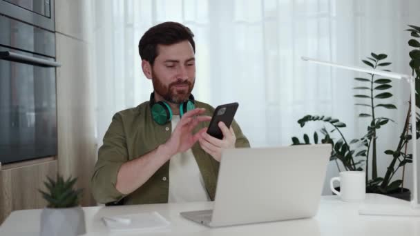 Orang Yang Bersemangat Menyimpulkan Percakapan Smartphone Menghiasi Dengan Headphone Nirkabel — Stok Video