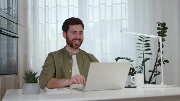 Zufriedener Mann Drückt Letzten Knopf Und Beendet Arbeitsprozess Hause Positiver — Stockvideo